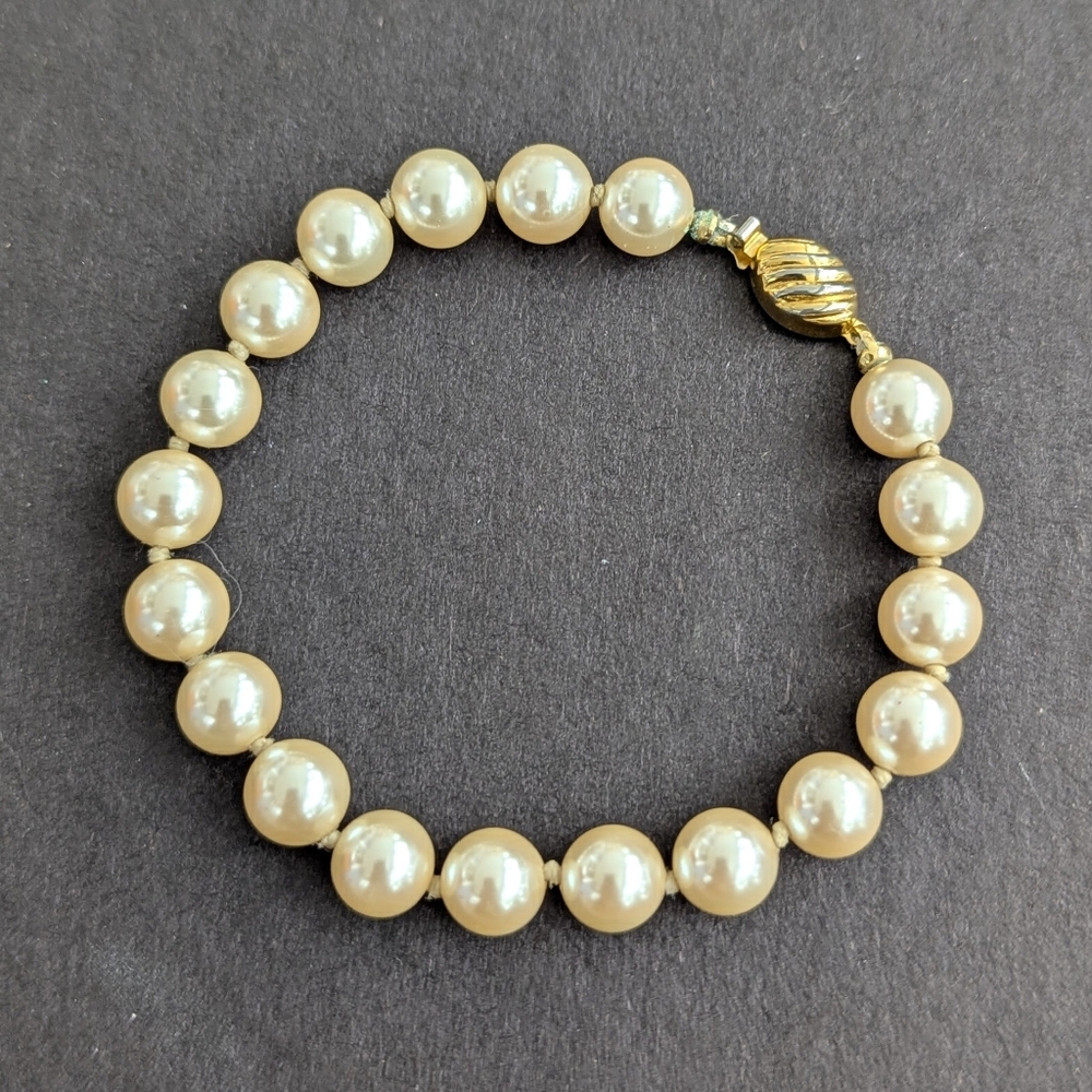 Cream Genuine Pearl Bracelet - Picture 2 of 4